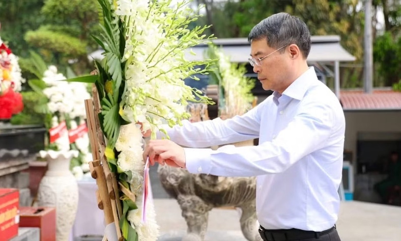  Thủ tướng Chính phủ Lê Minh Hưng dâng hương tại Ngã ba Đồng Lộc